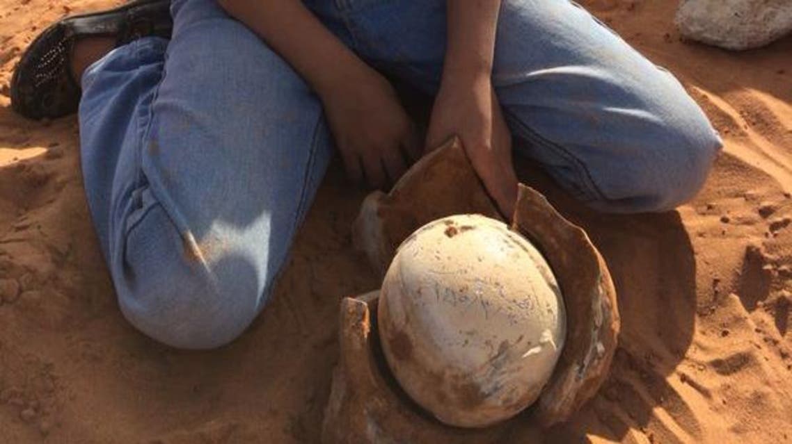 طفلة سعودية تحير عائلتها بعثورها على بيضة مغلفة بحجر