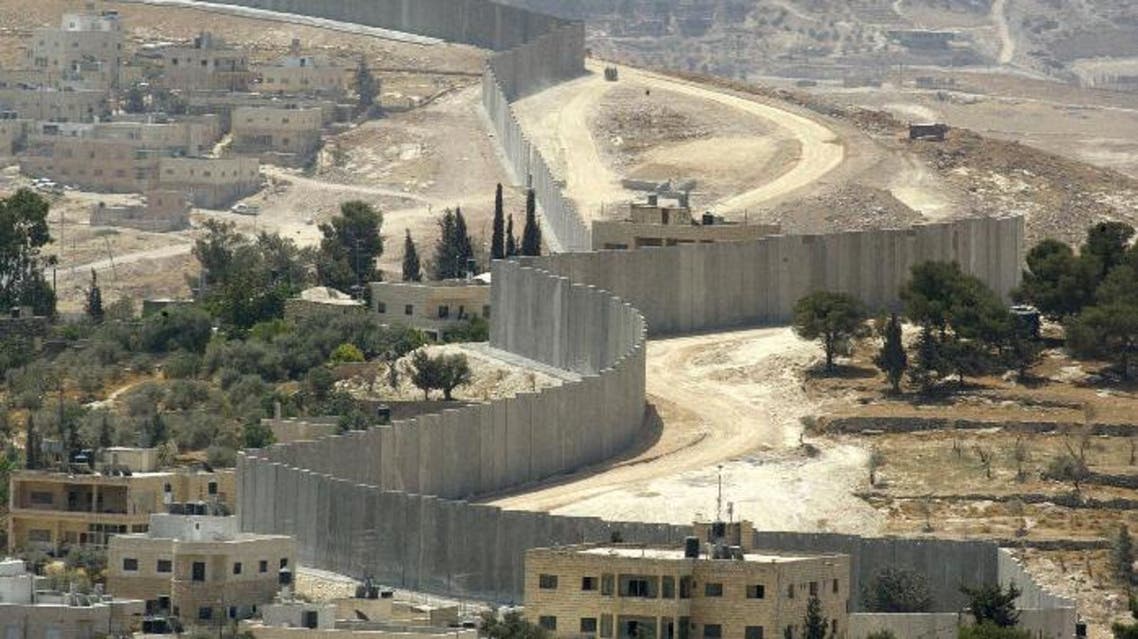 جدار الفصل العنصري يحرم الفلسطينيين من الوصول لأراضيهم ومزارعهم