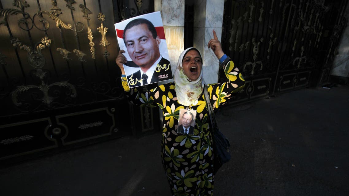 A supporter of former Egyptian President Hosni Mubarak holds his poster to celebrate his release in August after the maximum pre-trial detention period expired. (File photo: Reuters)
