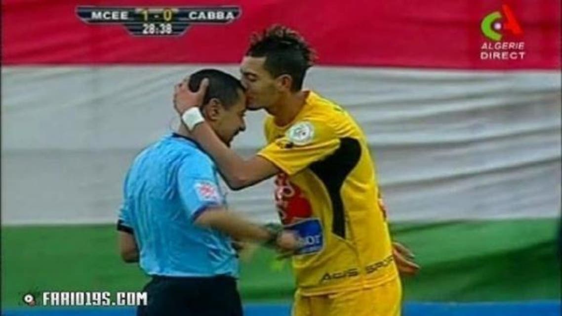 لاعب جزائري يُقبّل حكماً منحه بطاقة صفراء