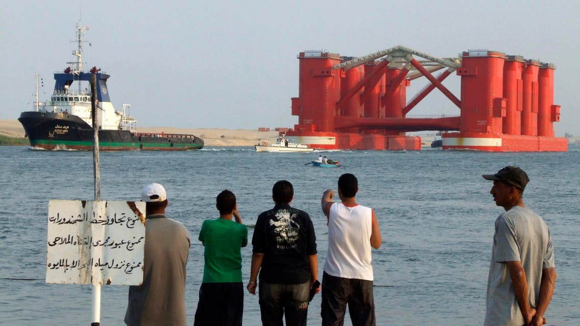 People look at the AKER H6-E offshore oil rig being towed through the Suez Canal. (File photo: Reuters)