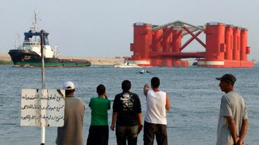 People look at the AKER H6-E offshore oil rig being towed through the Suez Canal. (File photo: Reuters)