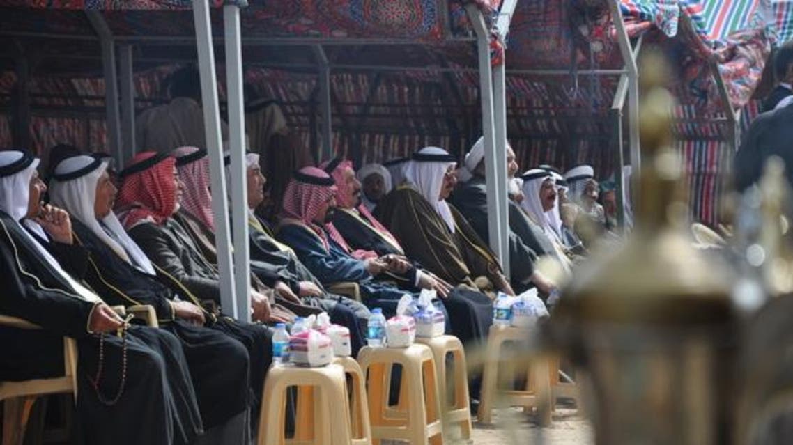 وجهاء عشائر في أحد الدواوين بالأنبار