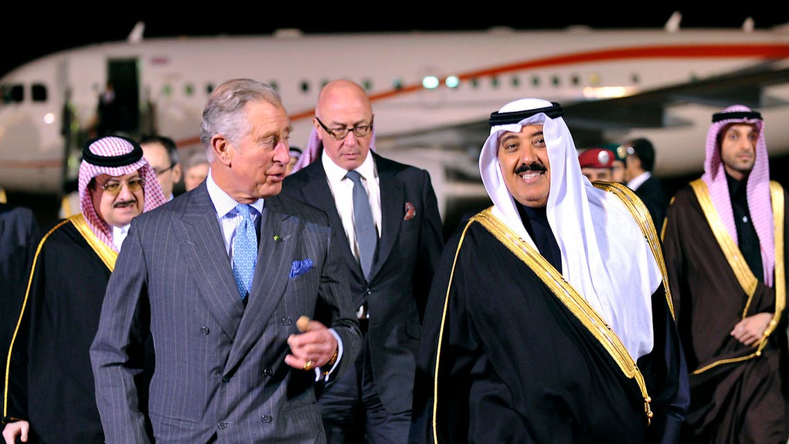 Saudi National Guard Minister Mutaib bin Abdullah bin Abdulaziz (R) walks with Britain's Prince Charles in Riyadh airport February 17, 2014. 