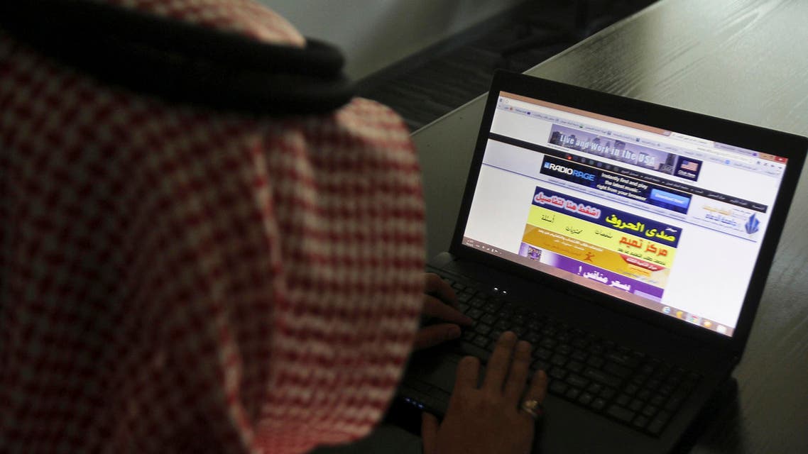 سعودي يتصفح الانترنت على جهاز ايباد