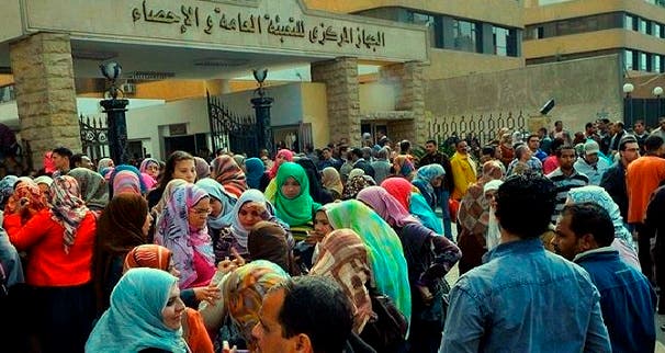 مصريون أمام مقر جهاز الاحصاء السكاني في القاهرة