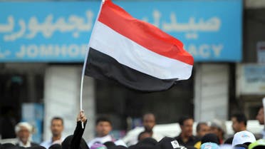 A woman carries the national flag during a pro-democracy march to demand Yemen's former President Ali Abdullah Saleh stand trial for the killings of protesters who demanded the end of his 33-year rule, in Sanaa April 8, 2013. REUTERS/Mohammed al-Sayaghi (YEMEN - Tags: POLITICS CIVIL UNREST) 