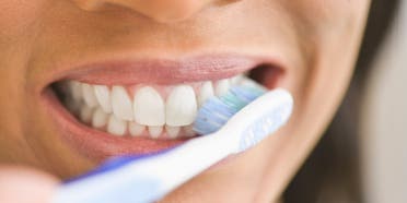 تنظيف الأسنان brushing teeth