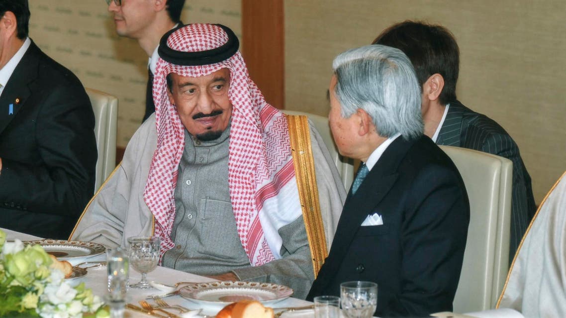 الامير سلمان بن عبدالعزيز خلال لقائة بالامبراطور الياباني