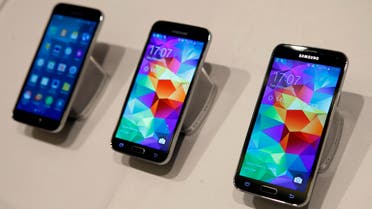 New Samsung Galaxy S5 smartphones are seen on a display at the Mobile World Congress in Barcelona February 23, 2014. reuters