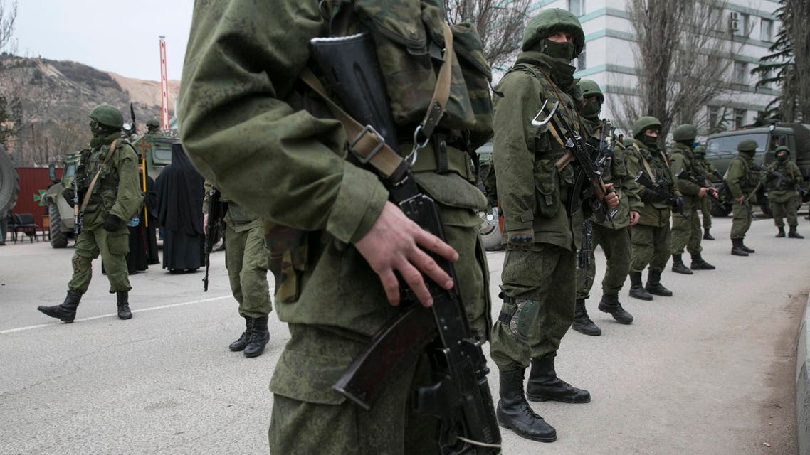 Armed servicemen stand near a Ukrainian border guard post in the Crimean town of Balaclava, Ukraine, March 1, 2014. (Reuters)