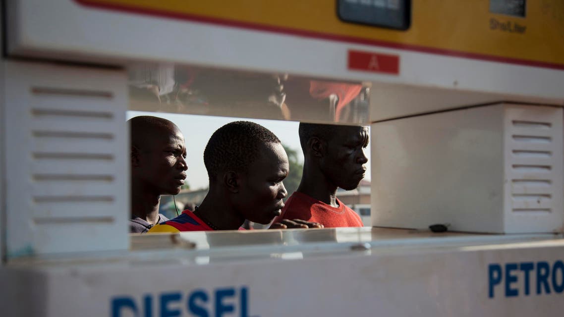 Men wait in line for petrol at a fuel station in Juba in Oct. 2012. (File photo: Reuters)