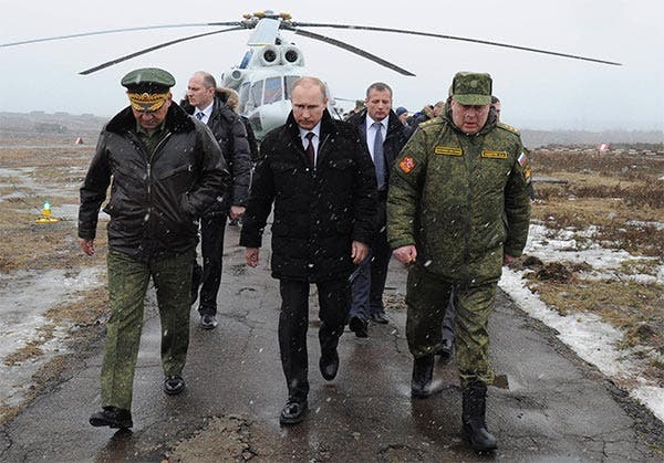 بوتين يتفقد قوات الجيش الروسي