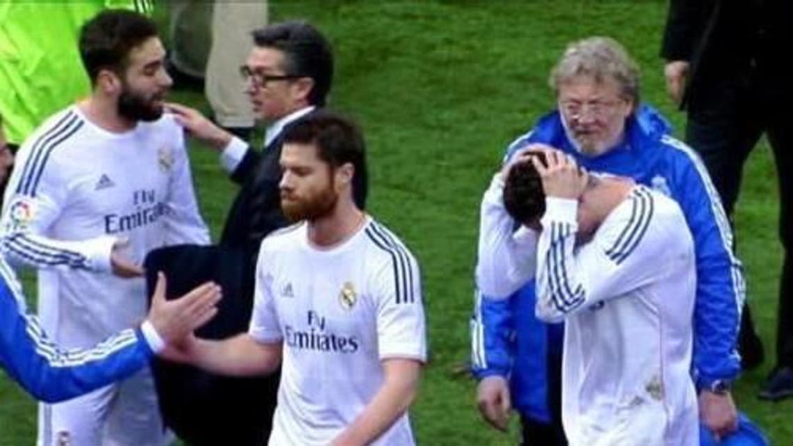 رونالدو يحمي رأسه من جمهور أتلتيكو مدريد