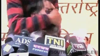 بالفيديو.. رجل يلطخ وجه زعيم سياسي هندي بالحبر