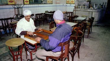 Waiters play backgammon in a café in Egypt. (File photo: Reuters)