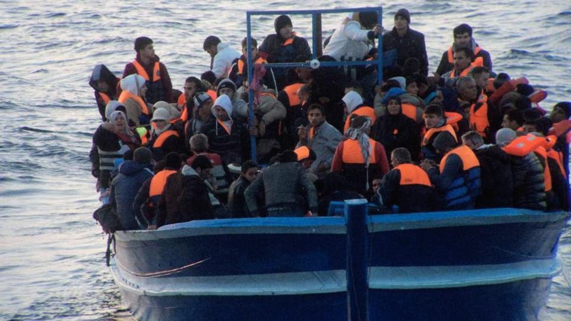 مهاجرون الى ايطاليا البحر لاجئون لاجئين مهاجرين قارب قوارب