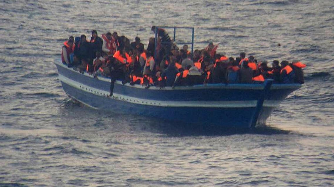 مهاجرون الى ايطاليا البحر لاجئون لاجئين مهاجرين قارب قوارب