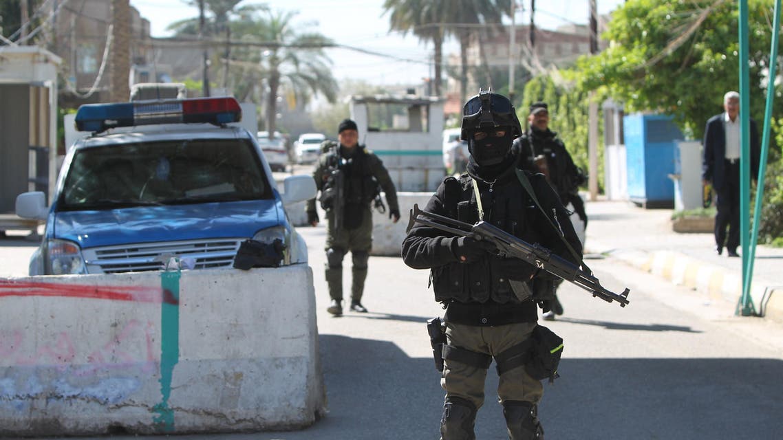 Iraqi security forces stand guard at a checkpoint outside the presidential compound. (File photo: AFP)