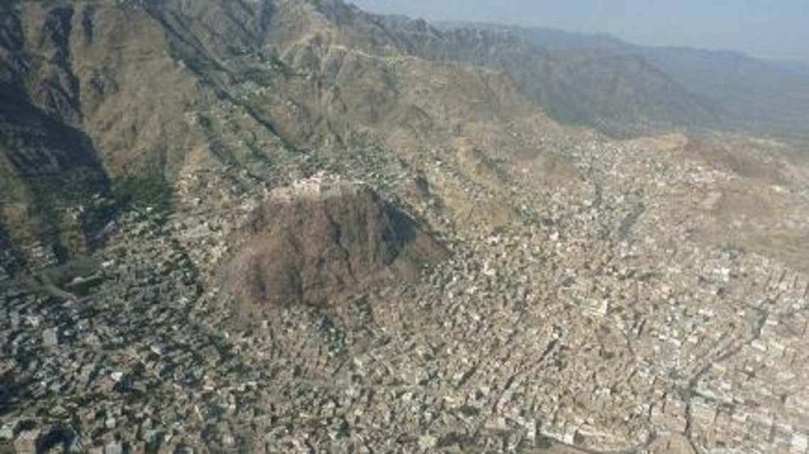 صورة لمدينة يمنية مهددة بالكامل بخطر الانهيارات الصخرية