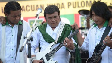 Indonesian musician Rhoma Irama (C) performing with the Soneta group during a legislative campaign in Jakarta. (AFP)
