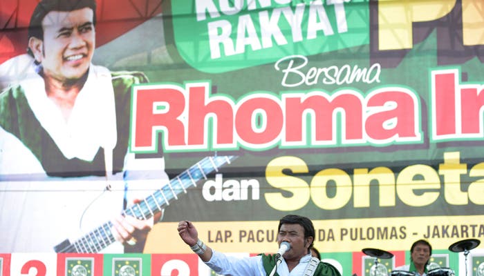Indonesian musician Rhoma Irama (C) performing with the Soneta group during a legislative campaign in Jakarta. (AFP)