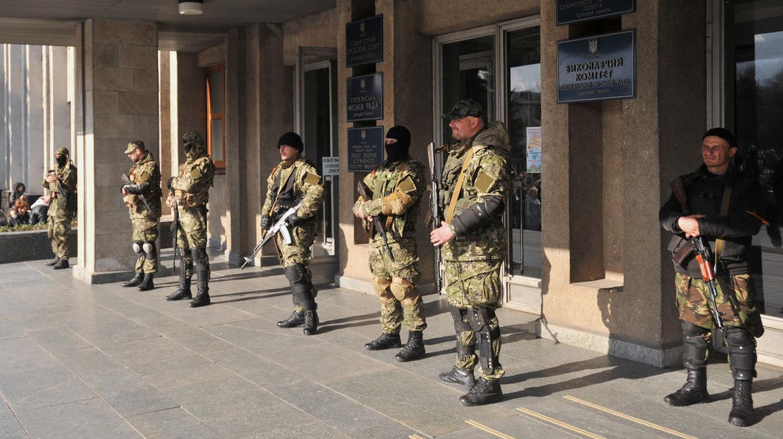 Armed men in military fatigues stand guard outside a regional administration building they seized in the eastern Ukrainian city of Slavyansk on April 14, 2014. (Reuters)
