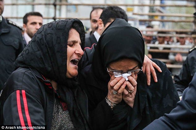 أم إيرانية تصفع قاتل ابنها وتنقذه من حبل المشنقة