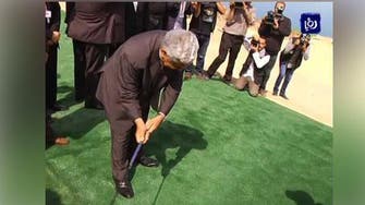 بالفيديو .. رئيس وزراء الأردن يصيب صحفيا في خاصرته