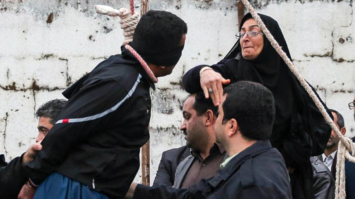 أم إيرانية تصفع قاتل ابنها