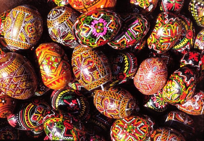 بيض ملون بنقوش فرعونية للعيد