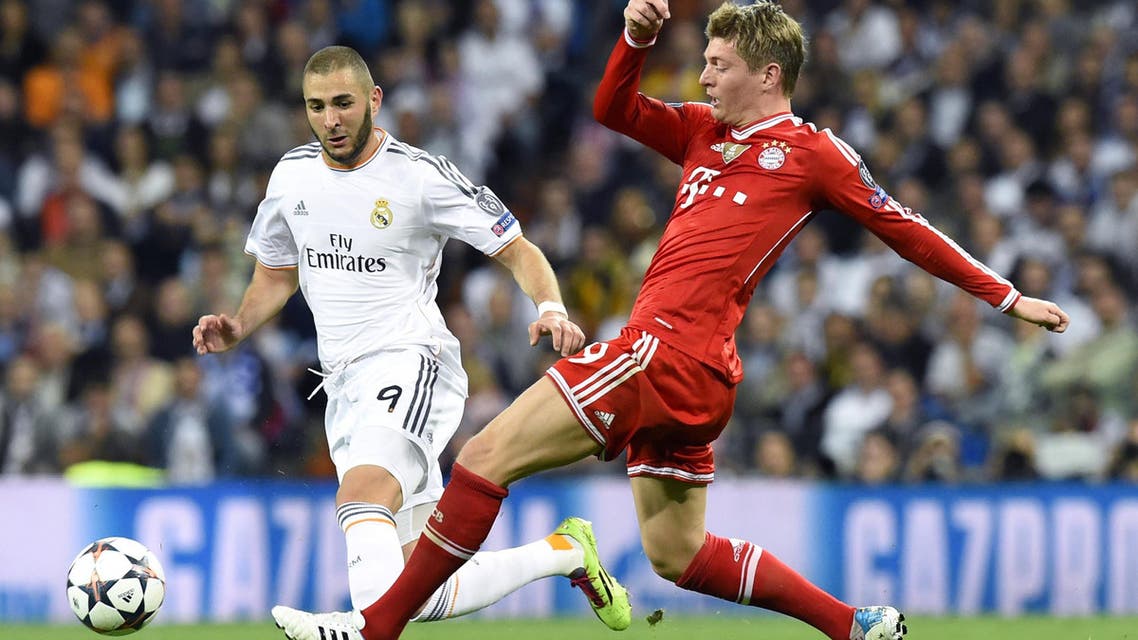 Real Madrid’s French forward Karim Benzema (L) vies with Bayern Munich’s midfielder Toni Kroos during the UEFA Champions League semifinal first leg in Madrid on April 23, 2014. (AFP)