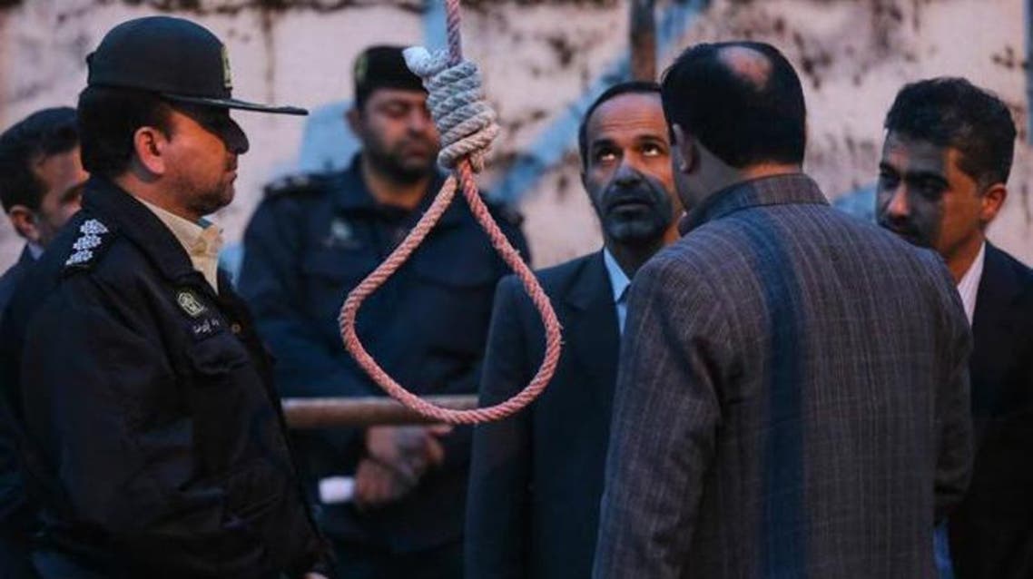ام ايرانية تصفع قاتل ابنها وتعفو عنه قبل لحظات من تنفيذ حكم الاعدام به في ايران