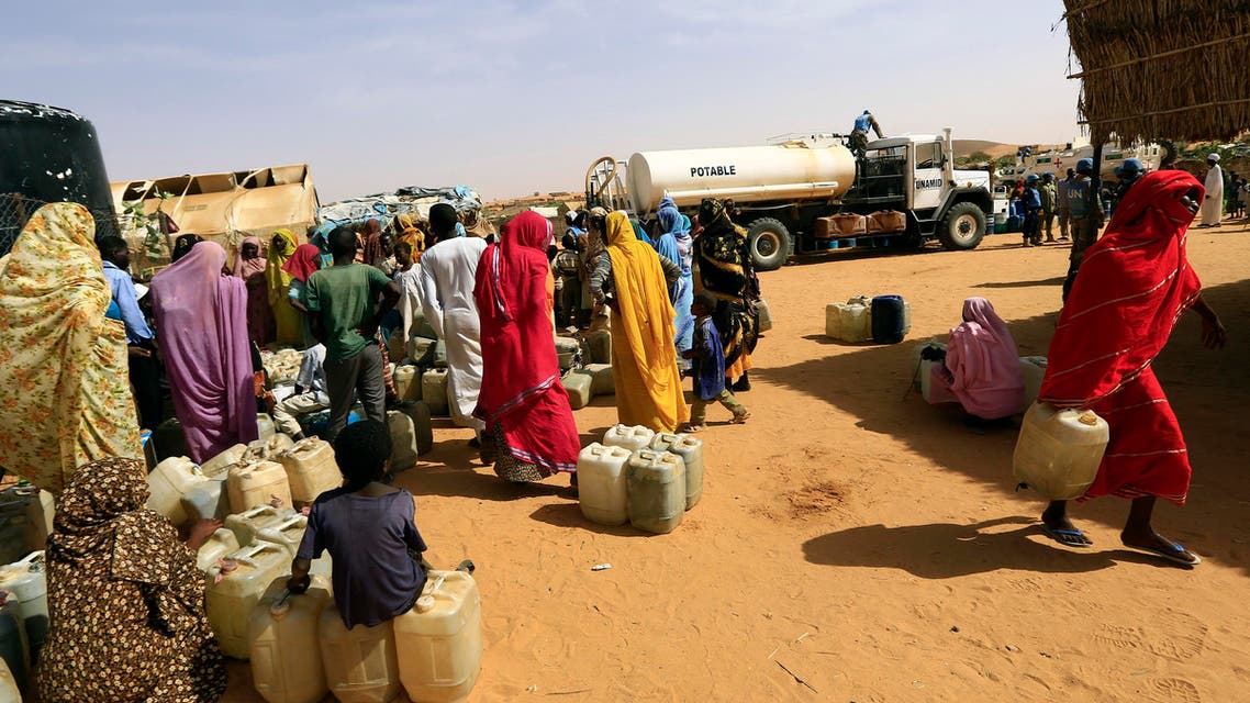 Internally displaced persons (IDPs) wait to get water at the Al-Abassi camp for IDPs in Mellit town, North Darfur March 25, 2014. (Reuters)