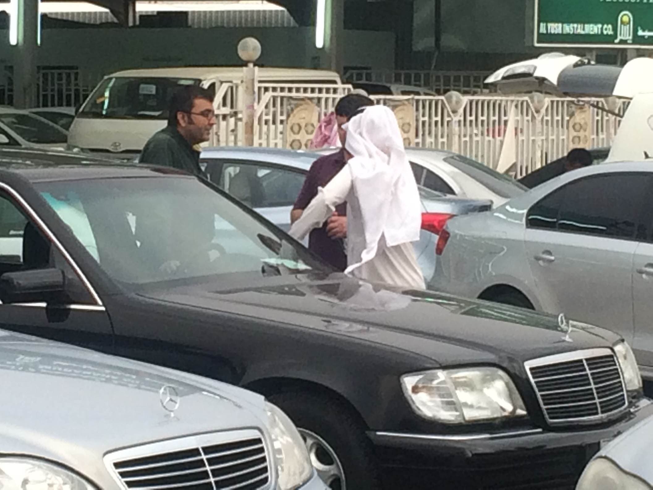 تفاوض وتسليم مبالغ من جنسيات عربية مجهولي الهوية