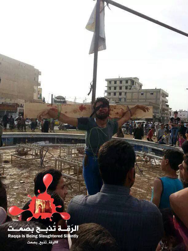 بالصور.. داعش يصلب شابين ويعدم 8 بينهم طفلين