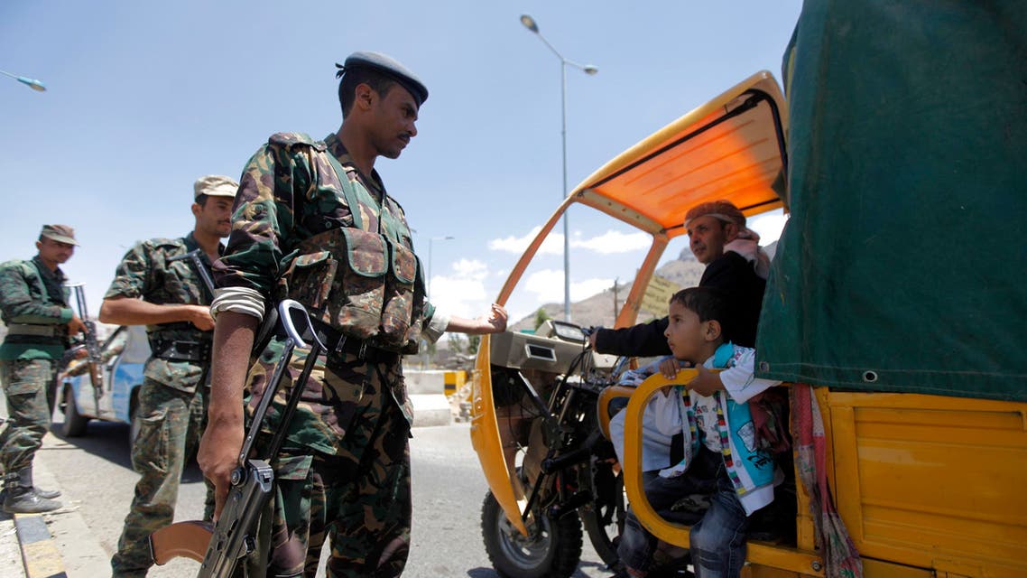 Soldiers search for weapons at a entrance checkpoint in Sanaa March 26, 2014. (Reuters)