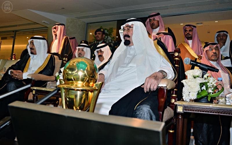 خادم الحرمين يتوج الشباب بكأس الملك