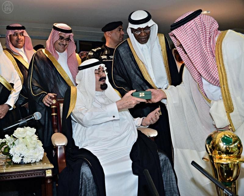 خادم الحرمين يتوج الشباب بكأس الملك