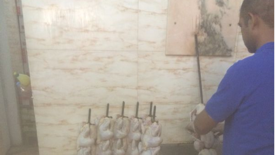 أمانة الرياض تغلق 20 منشأة وتوقف 40 عاملاً