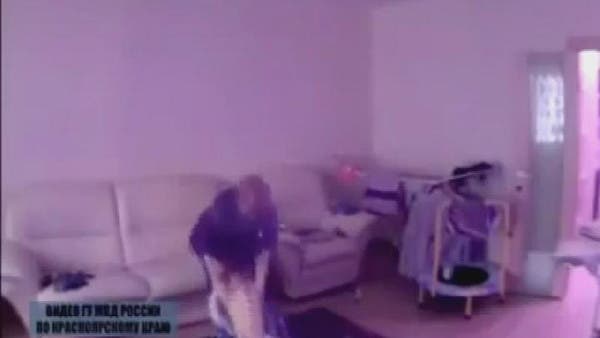 بالفيديو.. خادمة تضرب طفلاً في المهد بعنف بالغ  