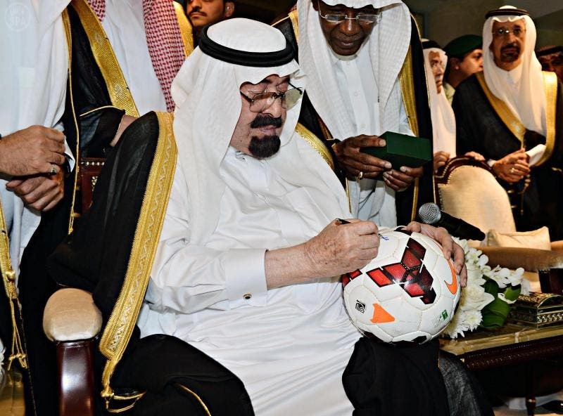 خادم الحرمين يتوج الشباب بكأس الملك