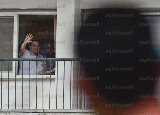 مبارك يلوح من الشرفة