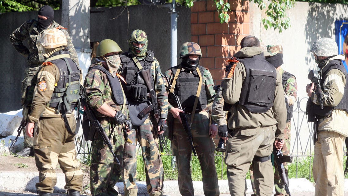 Armed pro-Russian militiants take position in eastern Ukrainian city of Donetsk on May 6, 2014. (AFP)