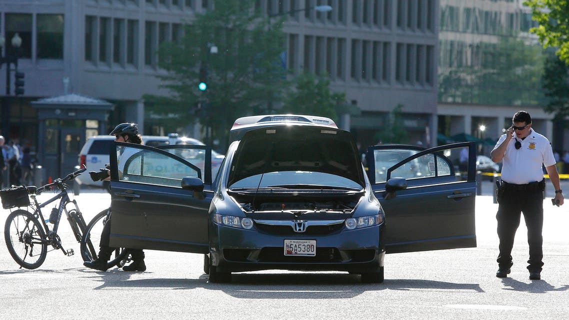 Members of the Uniformed Division of the Secret Service investigate an unauthorized vehicle outside the White House gates in Washington May 6, 2014. (Reuters)