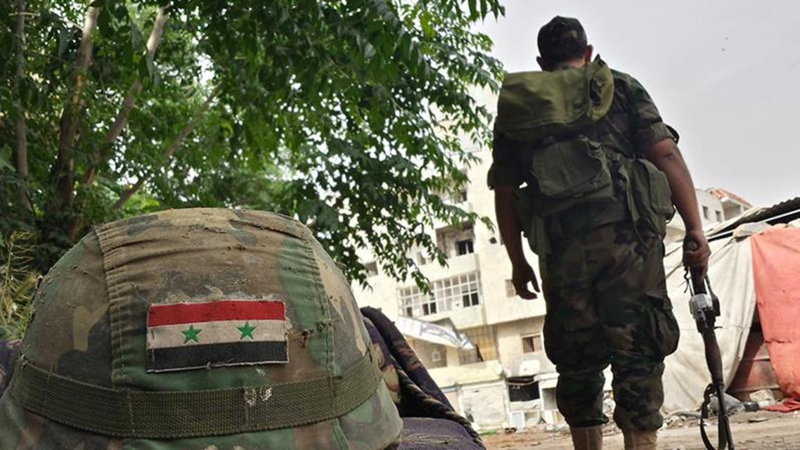 جندي يتبع النظام السوري في حمص
