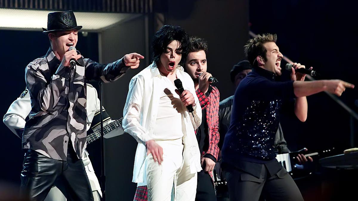 Not So Great Xscape Fans Torn Over New Michael Jackson Album Al Arabiya English