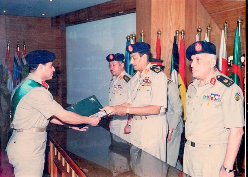 السيسي يتسلم درعا من طنطاوي
