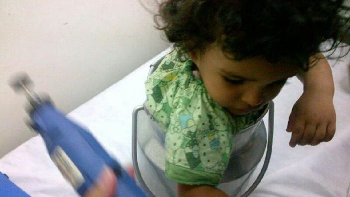 احتجاز طفلة داخل إناء
