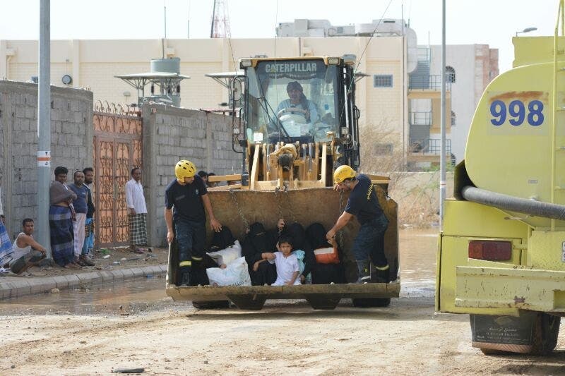 فرق الدفاع المدني تنقذ عائلة في مكة بعد هطول الأمطار.